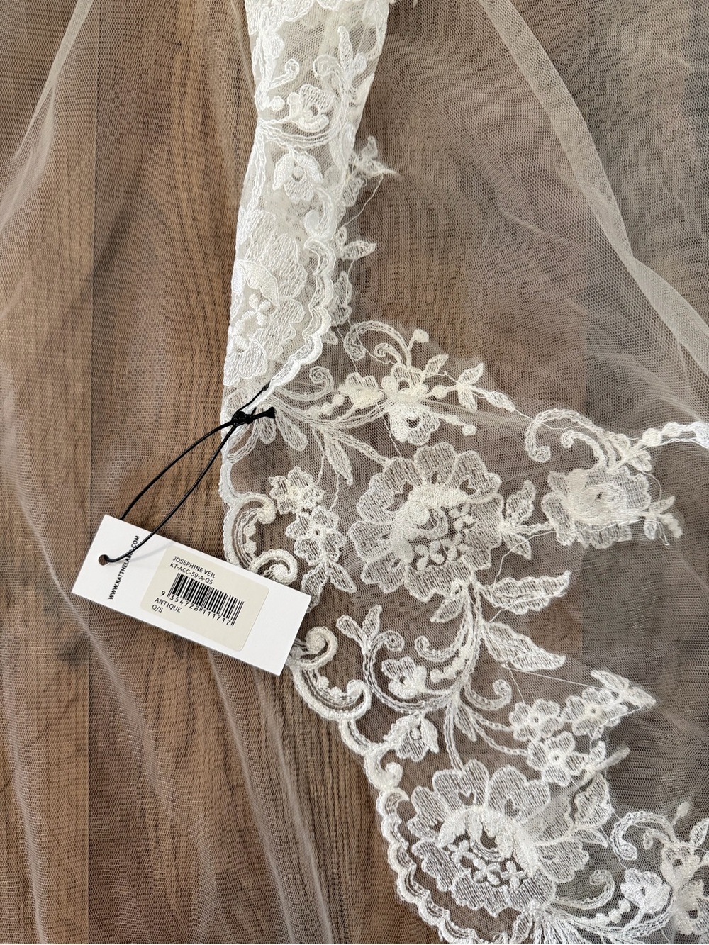 KAT THE LABEL Delicate Lace Edge Bridal Veil - Ivory